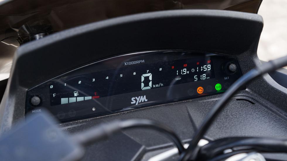 Ο πίνακας οργάνων full LCD με αυτόματη προσαρμογή φωτεινότητας προσφέρει καθαρή πληροφόρηση, προβάλλοντας ταχύτητα, στάθμη καυσίμου και όλες τις απαραίτητες ενδείξεις με υψηλή ευκρίνεια.

